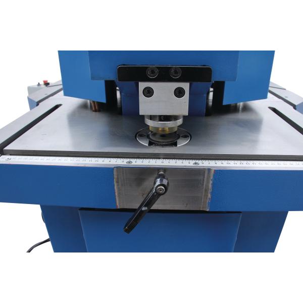 Metallkraft Ausklinkmaschine mit Stanzstation  AKM 200-6 VP